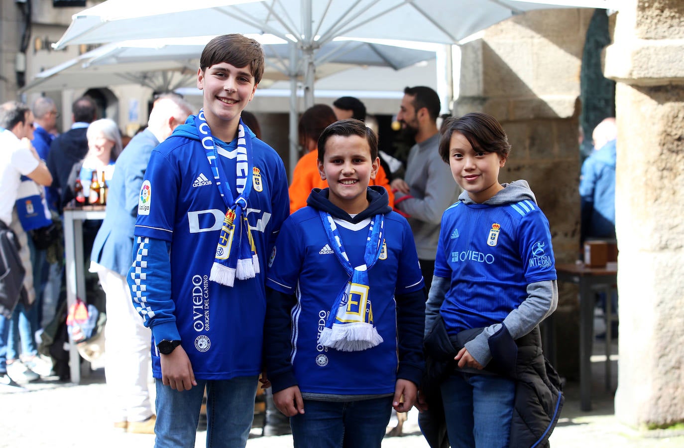 La afición del Real Oviedo ha llenado las calles de Lugo, donde el club azul se disputa este sábado los tres puntos 