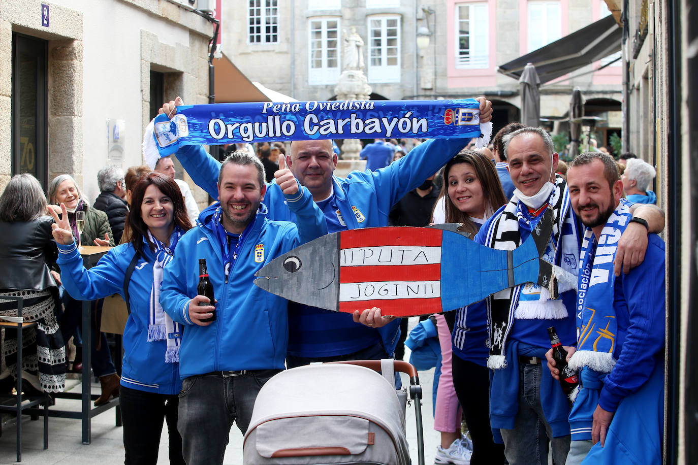 La afición del Real Oviedo ha llenado las calles de Lugo, donde el club azul se disputa este sábado los tres puntos 