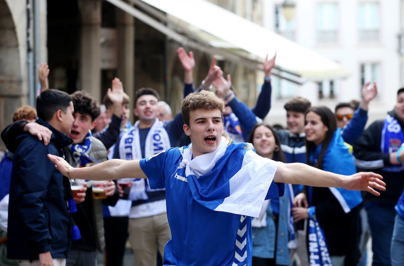 La afición del Real Oviedo ha llenado las calles de Lugo, donde el club azul se disputa este sábado los tres puntos 