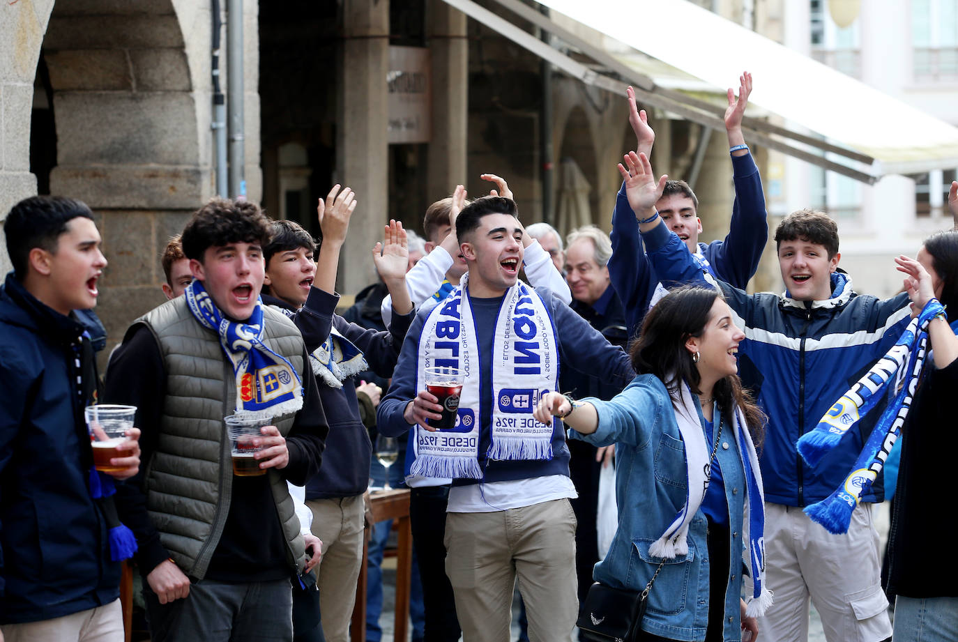 La afición del Real Oviedo ha llenado las calles de Lugo, donde el club azul se disputa este sábado los tres puntos 