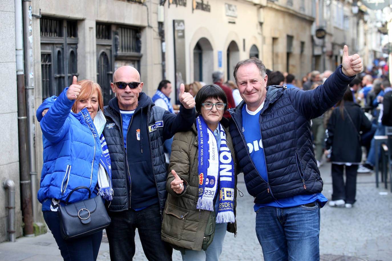 La afición del Real Oviedo ha llenado las calles de Lugo, donde el club azul se disputa este sábado los tres puntos 