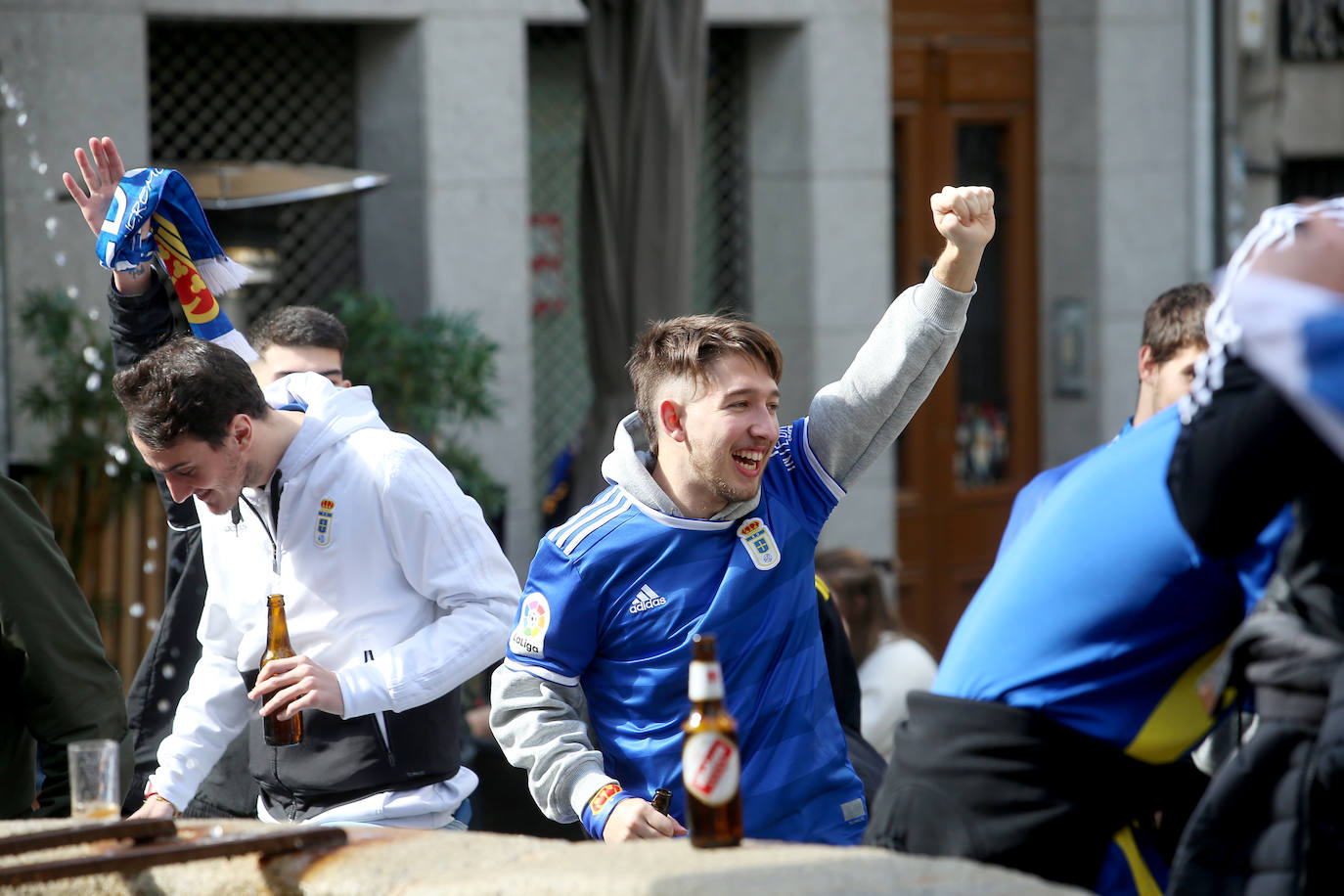 La afición del Real Oviedo ha llenado las calles de Lugo, donde el club azul se disputa este sábado los tres puntos 