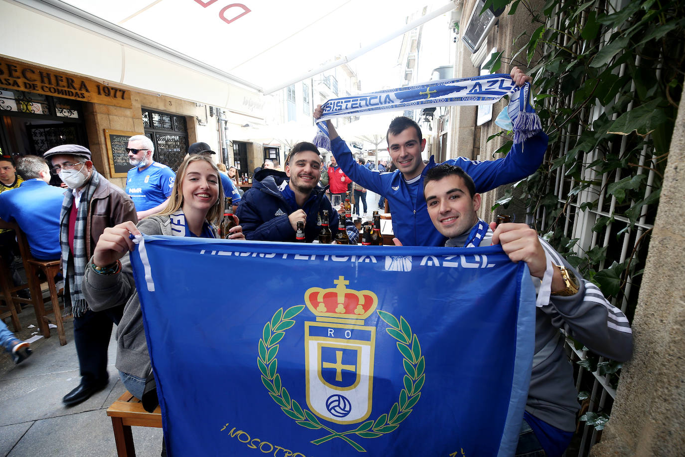 La afición del Real Oviedo ha llenado las calles de Lugo, donde el club azul se disputa este sábado los tres puntos 