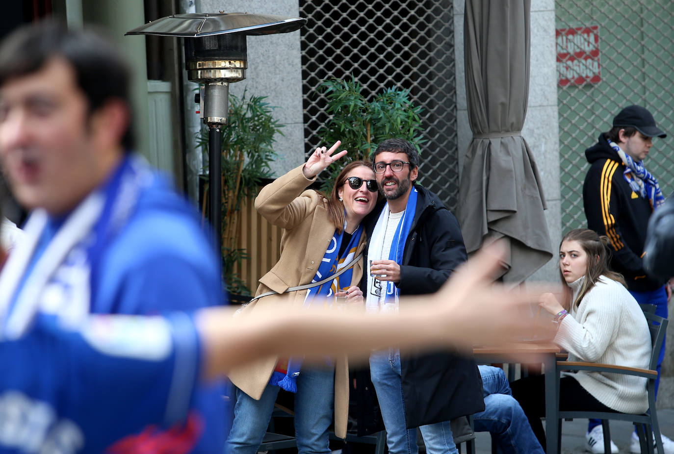 La afición del Real Oviedo ha llenado las calles de Lugo, donde el club azul se disputa este sábado los tres puntos 