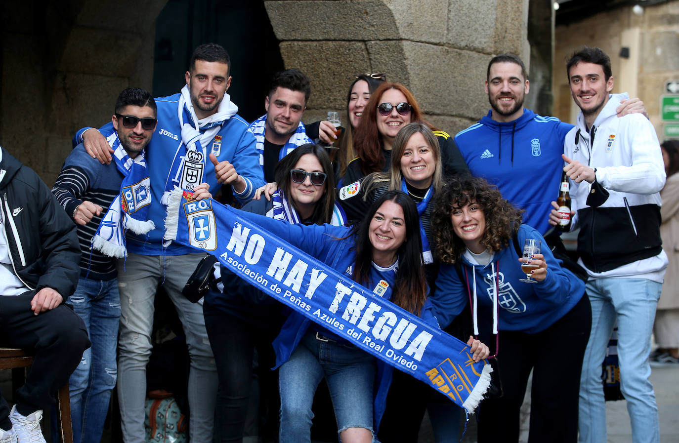 La afición del Real Oviedo ha llenado las calles de Lugo, donde el club azul se disputa este sábado los tres puntos 