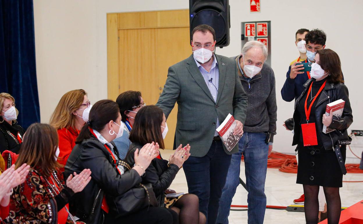 Barbón, junto a Adriana Lastra, en el congreso de de la FSA. 