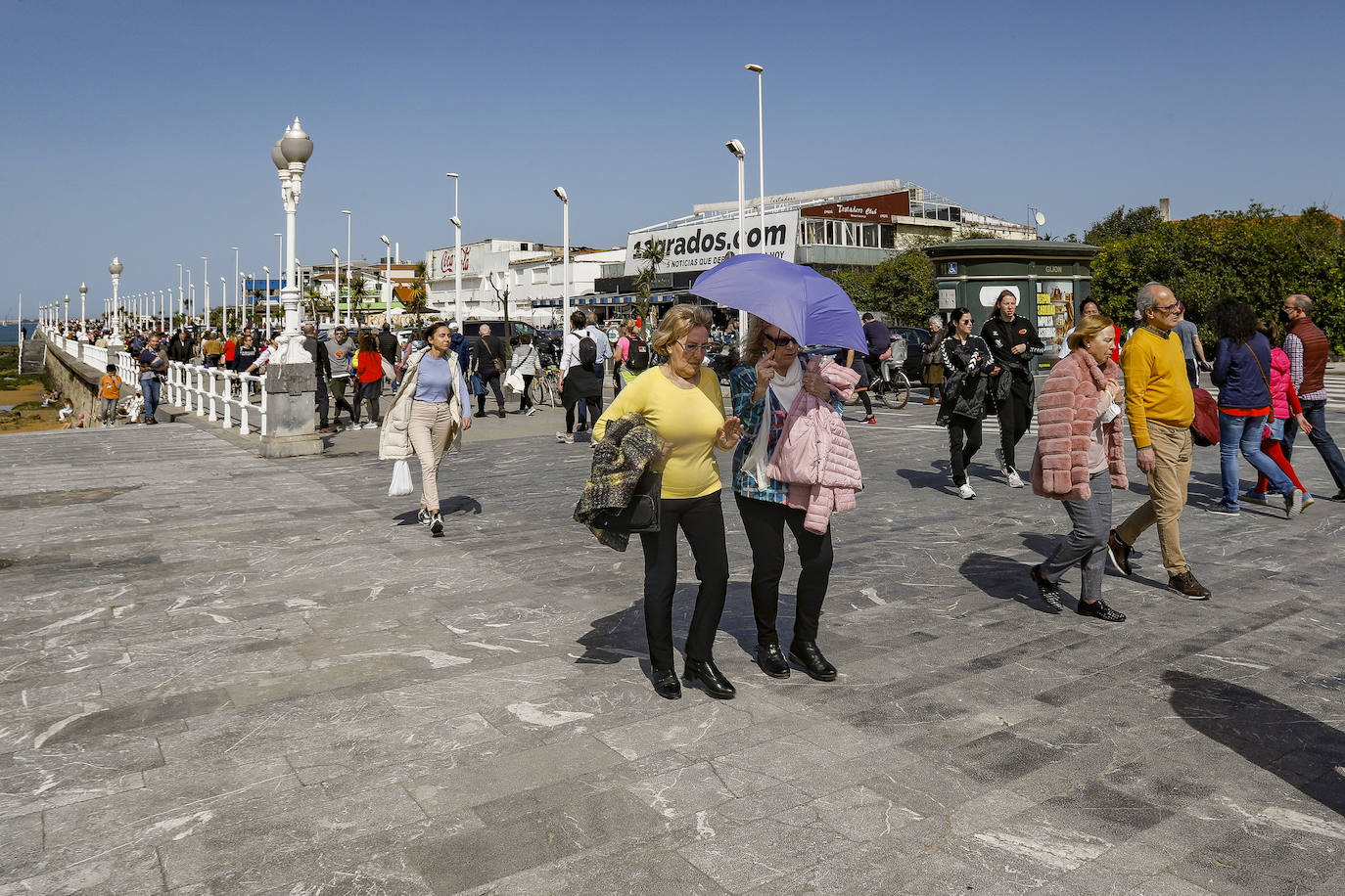La primera jornada de primavera ha dejado temperaturas de hasta 23 grados en Gijón 