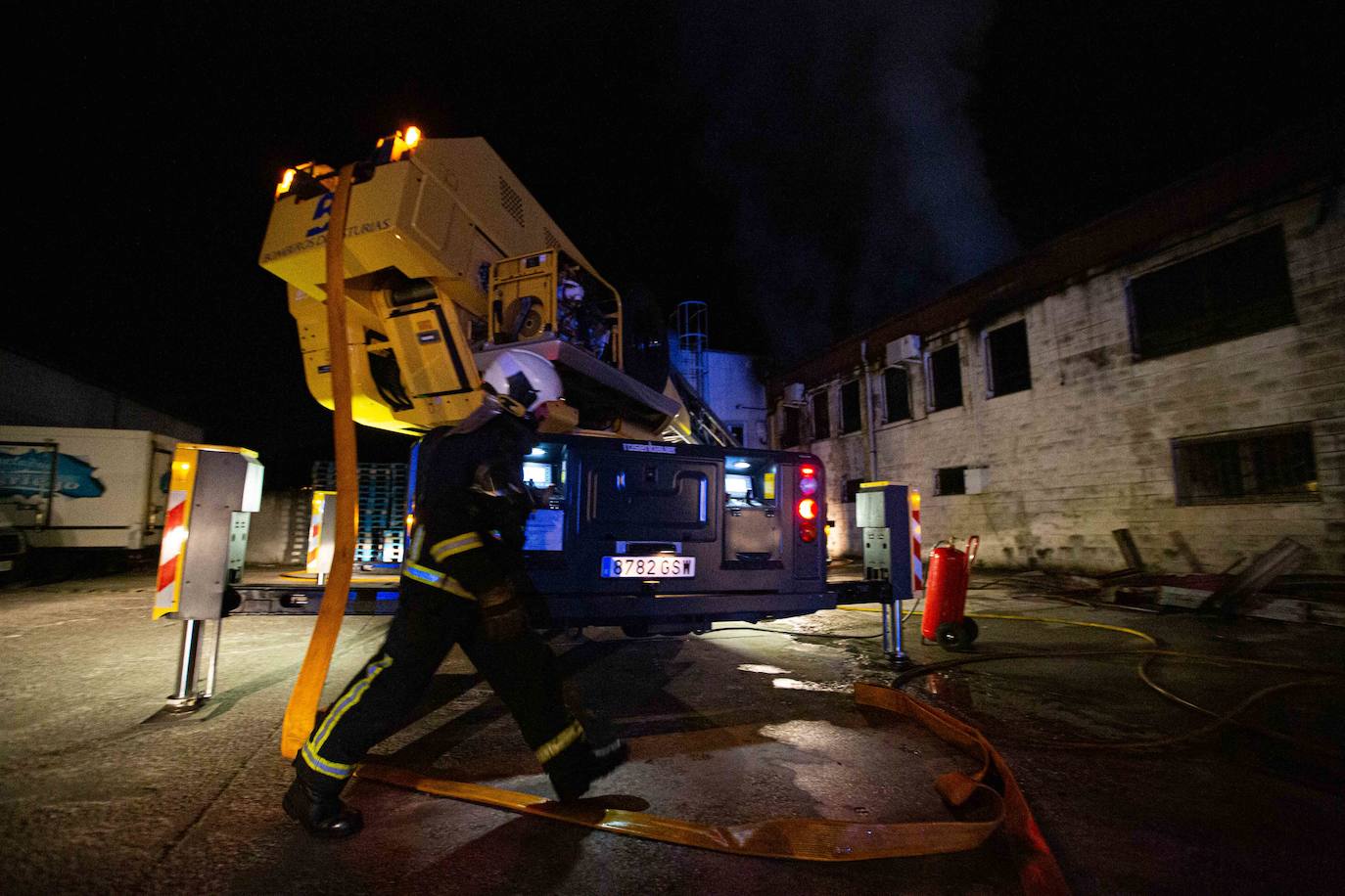 Una nave de conservas ha comenzado a arder por motivos que aún se desconocen