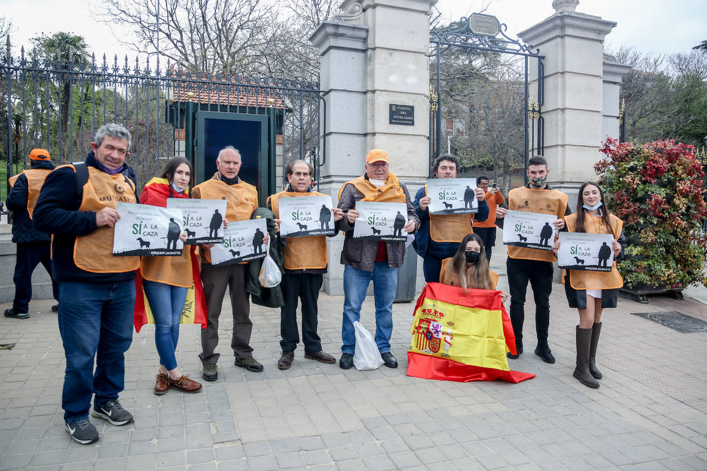 Decenas de miles de personas han tomado las calles de Madrid en una petición desesperada de auxilio al Gobierno por su supervivencia.