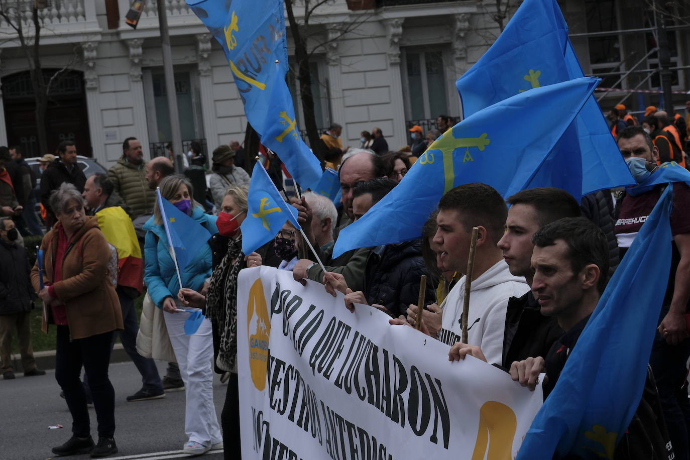 Decenas de miles de personas han tomado las calles de Madrid en una petición desesperada de auxilio al Gobierno por su supervivencia.