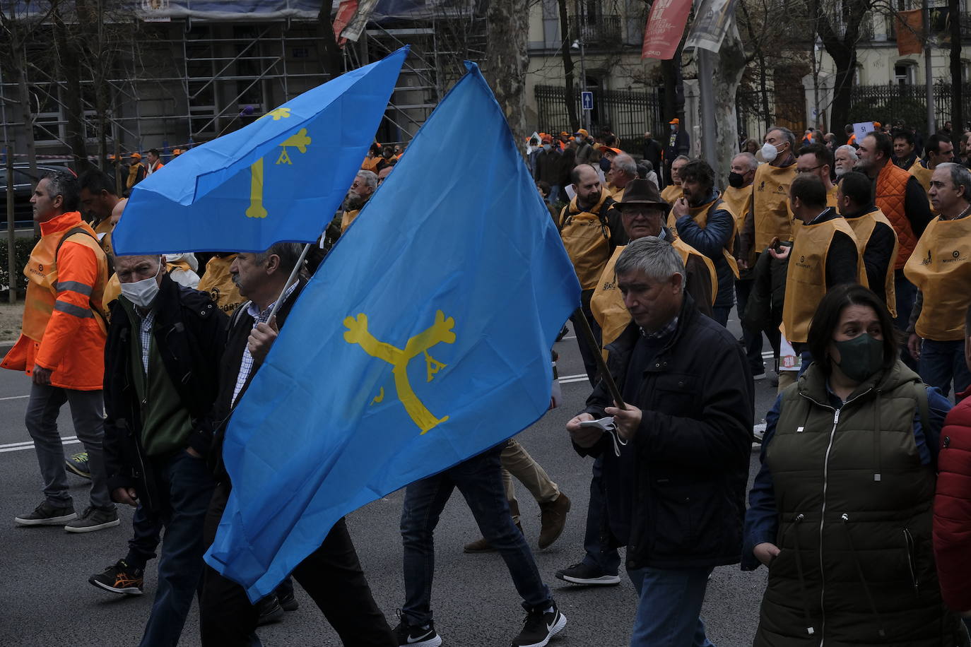 Decenas de miles de personas han tomado las calles de Madrid en una petición desesperada de auxilio al Gobierno por su supervivencia.