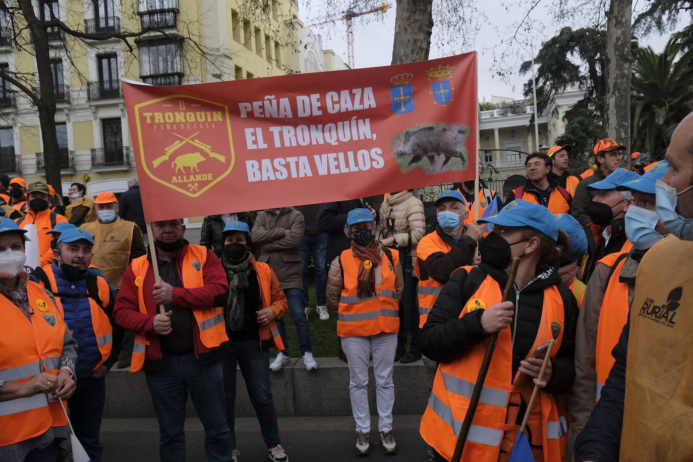 Decenas de miles de personas han tomado las calles de Madrid en una petición desesperada de auxilio al Gobierno por su supervivencia.