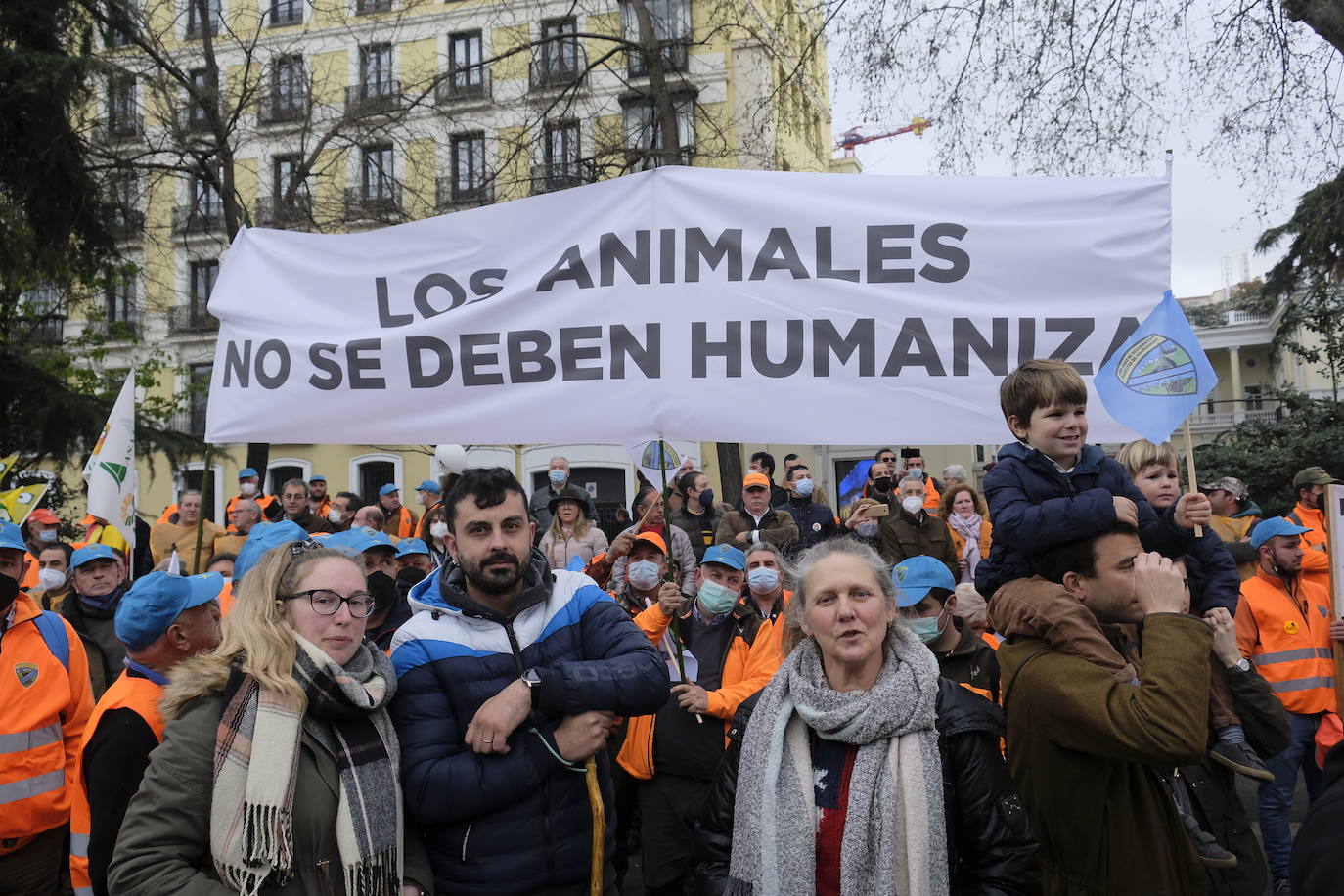 Decenas de miles de personas han tomado las calles de Madrid en una petición desesperada de auxilio al Gobierno por su supervivencia.