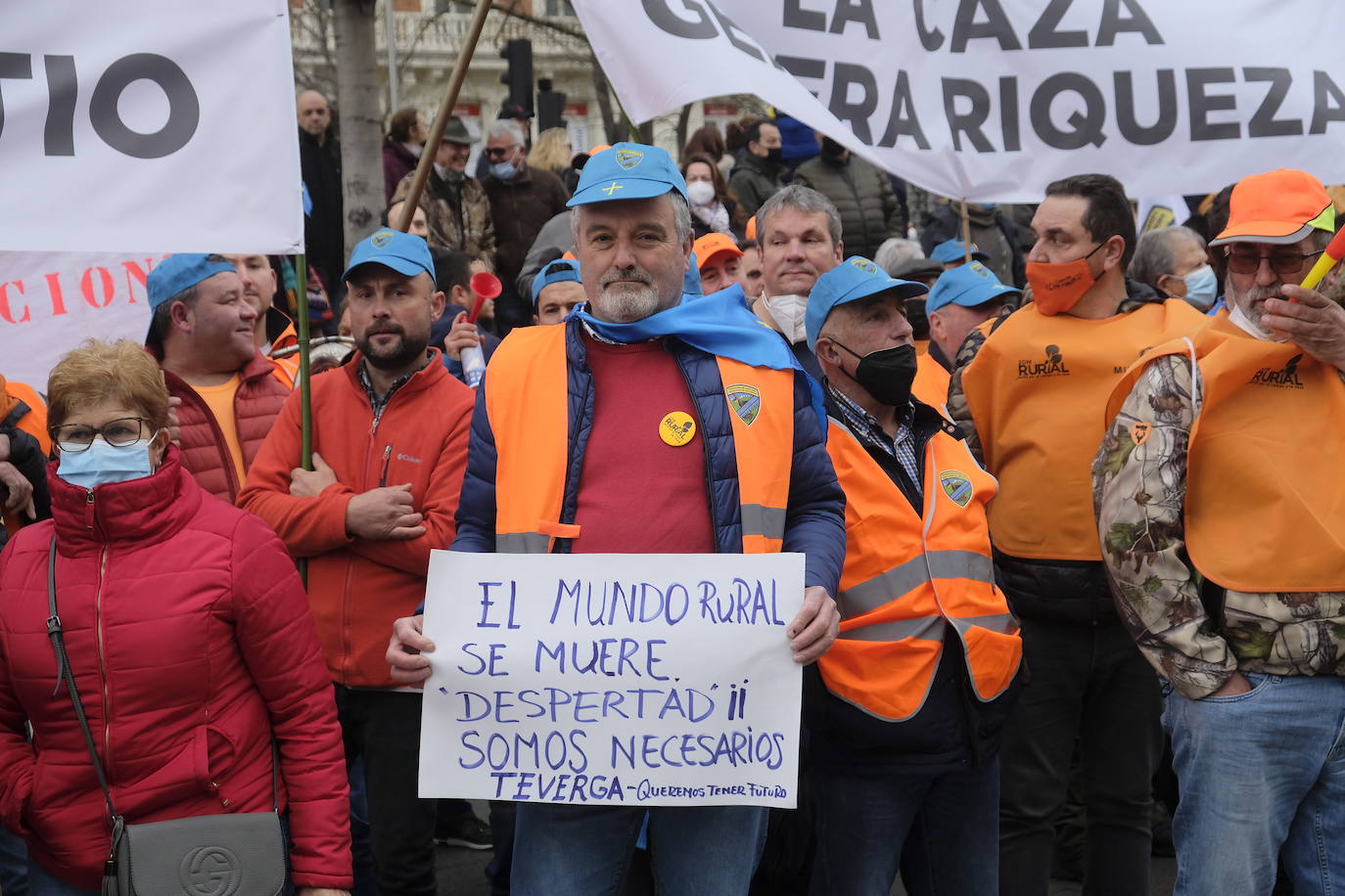 Decenas de miles de personas han tomado las calles de Madrid en una petición desesperada de auxilio al Gobierno por su supervivencia.