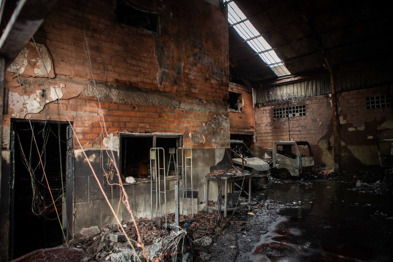 Nueve parques de Bomberos se movilizaron para apagar un gran incendio en una nave industrial del polígono de Santienes. Las llamas han calcinado gran parte de las instalaciones y vehículos cercanos