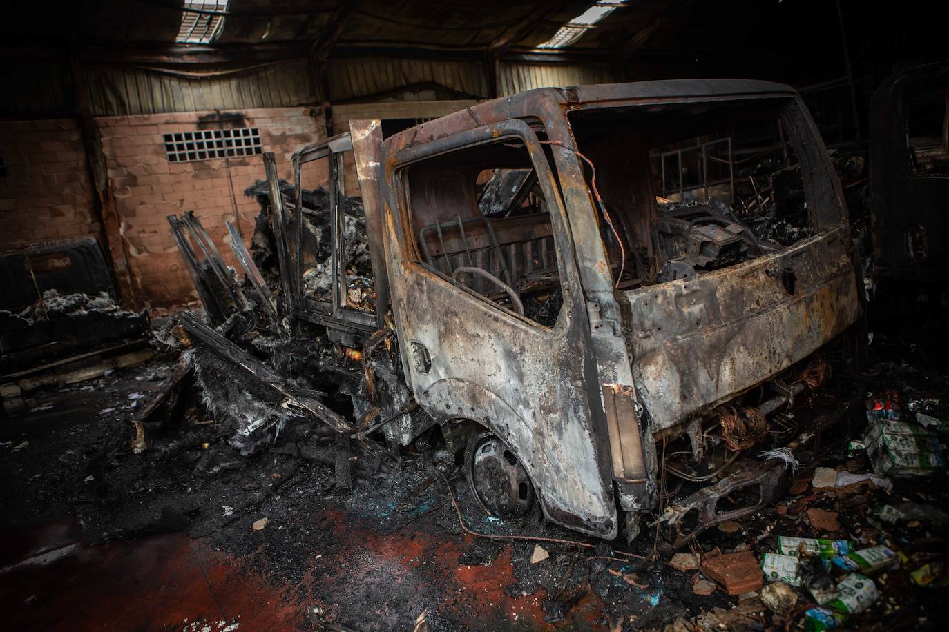 Nueve parques de Bomberos se movilizaron para apagar un gran incendio en una nave industrial del polígono de Santienes. Las llamas han calcinado gran parte de las instalaciones y vehículos cercanos