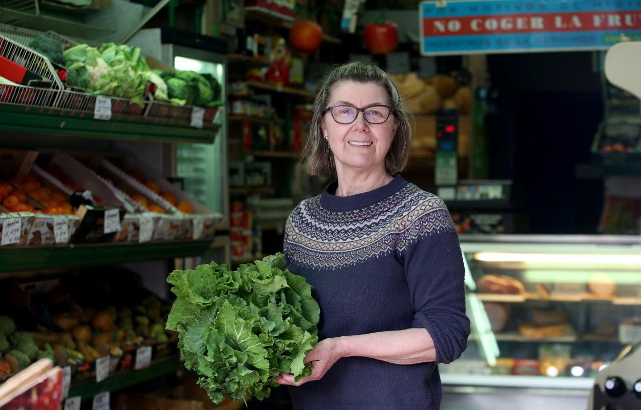 Eloína González en su frutería con más de tres décadas de historia. 