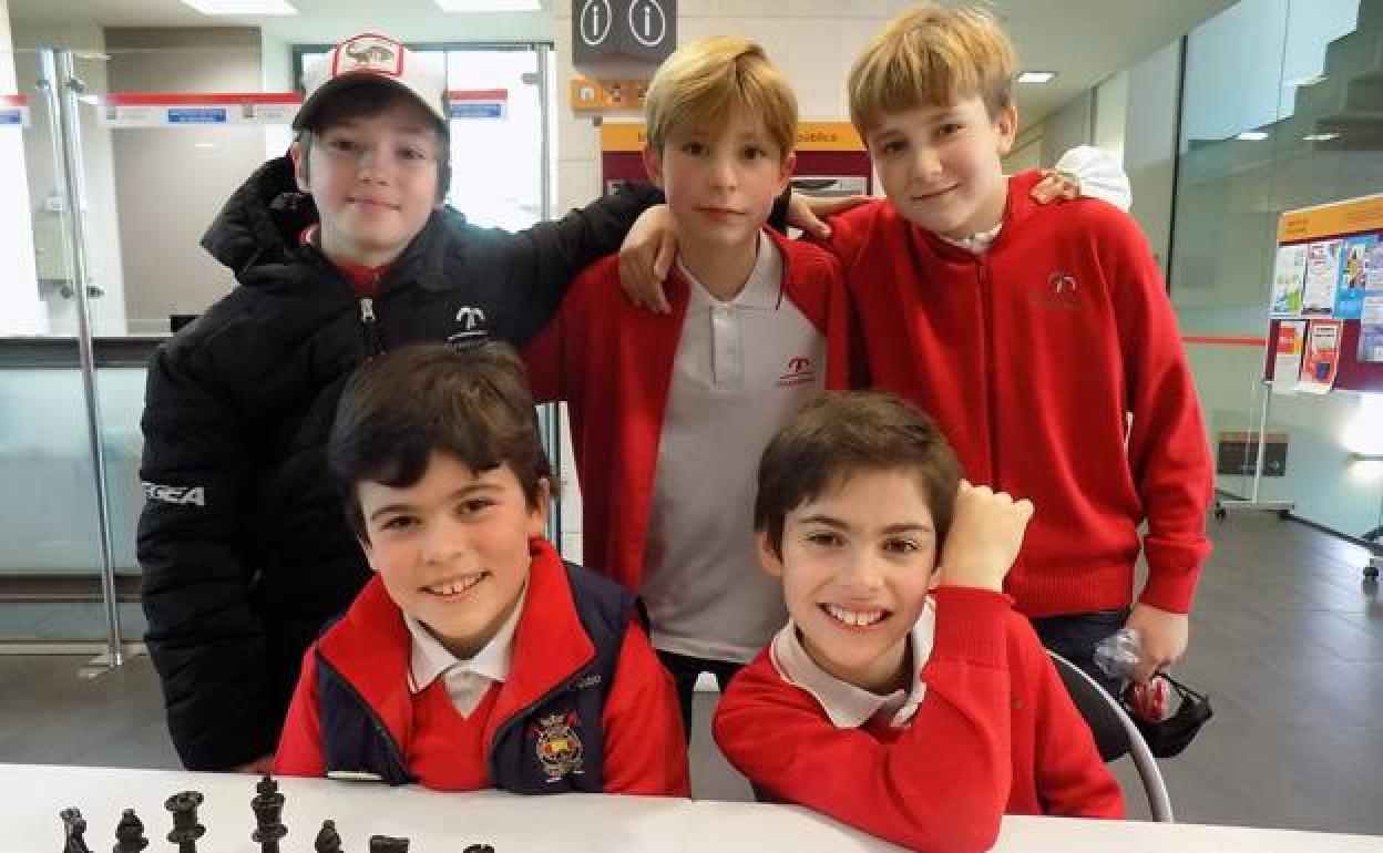 Mateo Díaz y Érik Lamadrid, sentados, con Daniel Tuero, Saúl Díez y Eloy Oro, campeones con el Codema Kárpov.