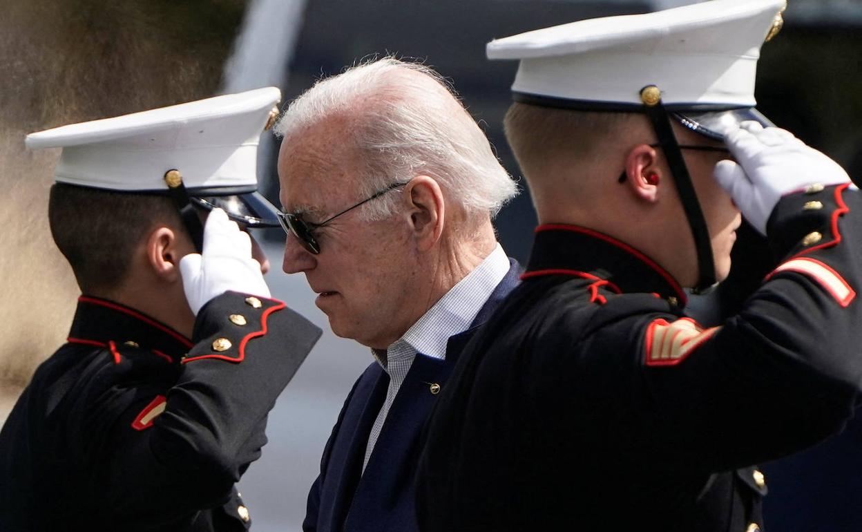 Joe Biden se dispone a subir al helicóptero Marine One.