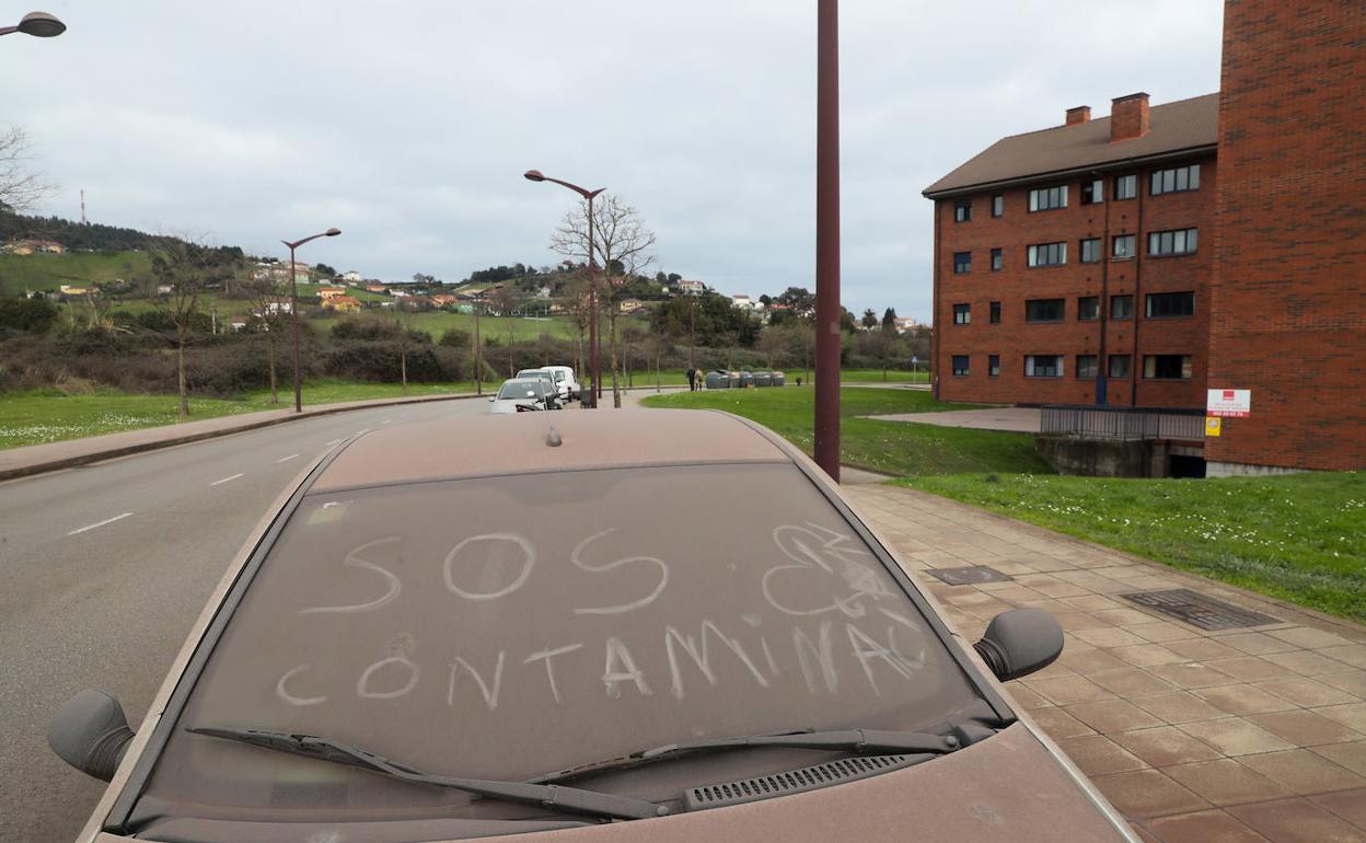 Coche cubierto de polvo por la contaminación, en la zona oeste de Gijón