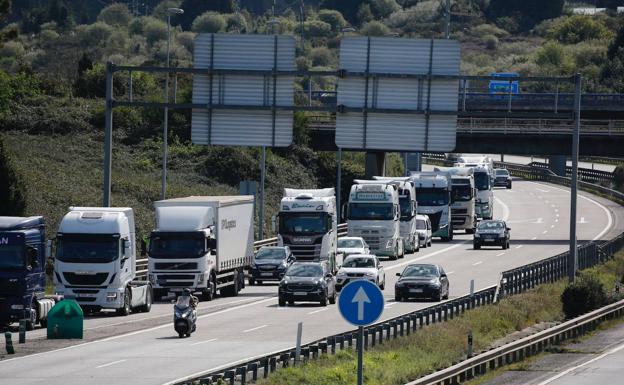 Los transportistas ocupan la 'Y' en protesta por la situación crítica del sector