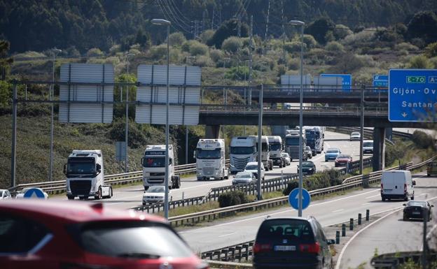 Imagen. Cientos de camiones colapsan el tráfico en la 'Y'