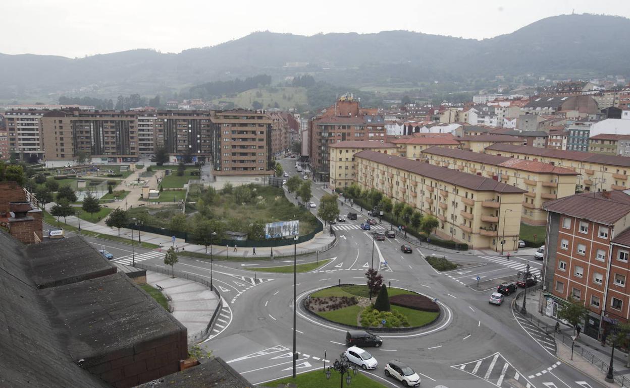 Una vista de la rotonda de acceso a Las Campas, La Argañosa, Vallobín y La Florida, con el monte Naranco al fondo