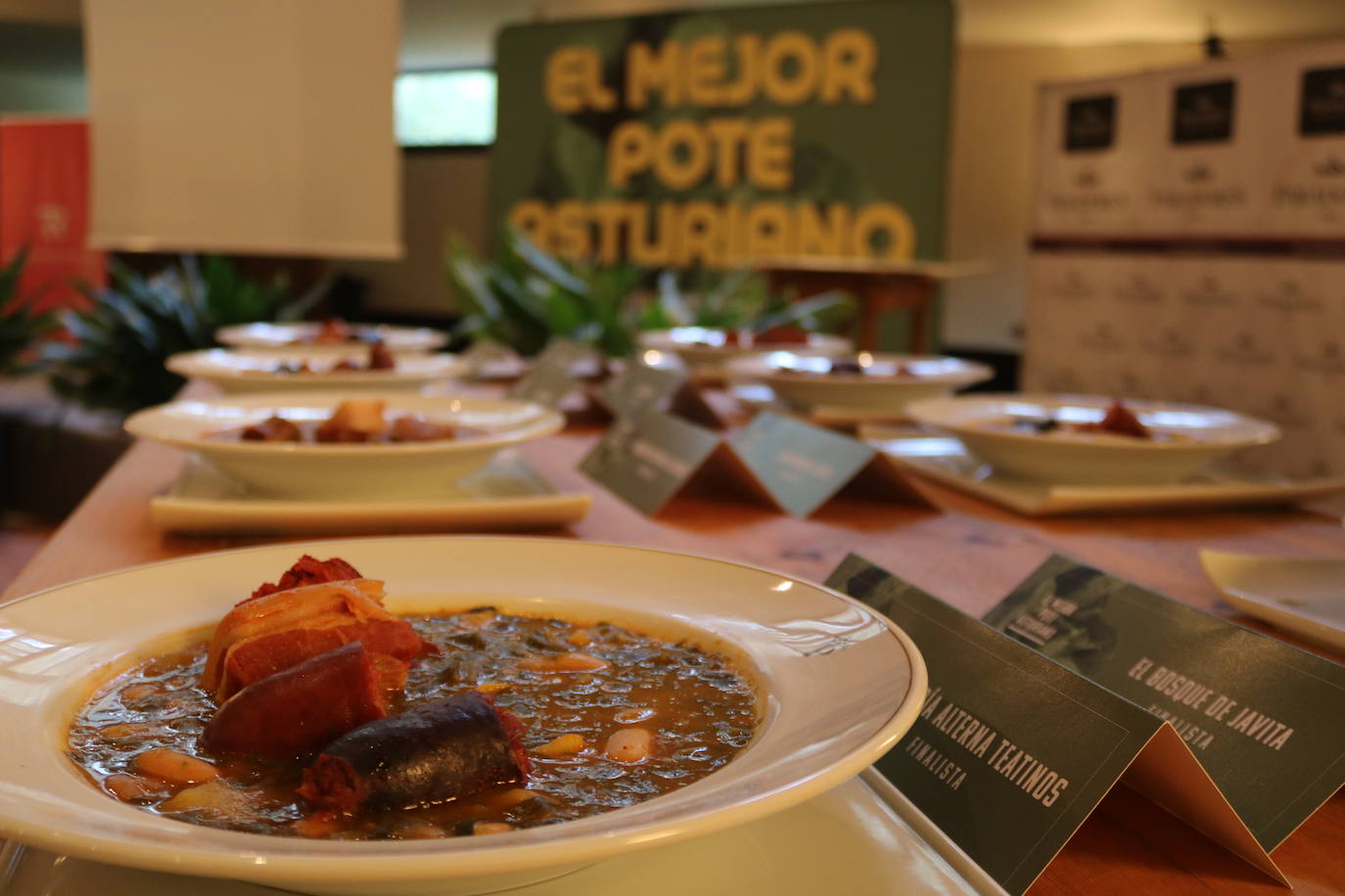 El ganador, a nivel nacional, de la IV edición del Campeonato de Pote Asturiano se lo lleva el restaurante de Leitariegos. Su creador Héctor Cosmen es paradójicamente el más joven de los cocineros que compitieron en el campeonato, pero el que mejor supo defender el plato más antiguo de la cuchara asturiana.