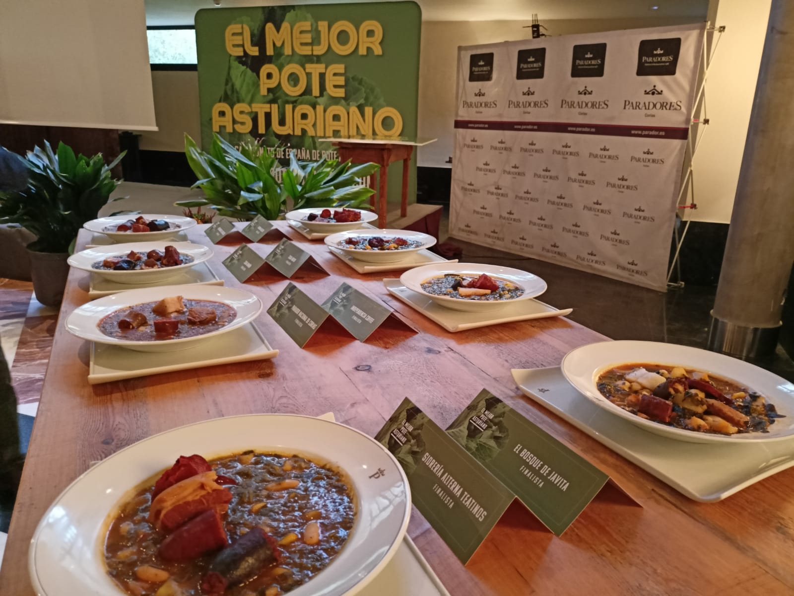 El ganador, a nivel nacional, de la IV edición del Campeonato de Pote Asturiano se lo lleva el restaurante de Leitariegos. Su creador Héctor Cosmen es paradójicamente el más joven de los cocineros que compitieron en el campeonato, pero el que mejor supo defender el plato más antiguo de la cuchara asturiana.