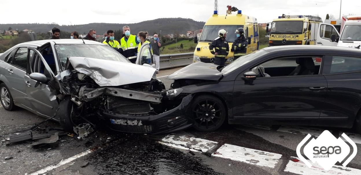 El impacto entre los dos turismos fue frontal. 