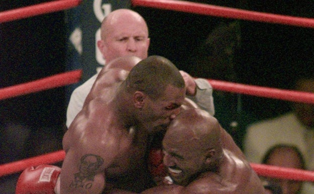 Instante en que Tyson muerde la oreja de Holyfield, en 1997.