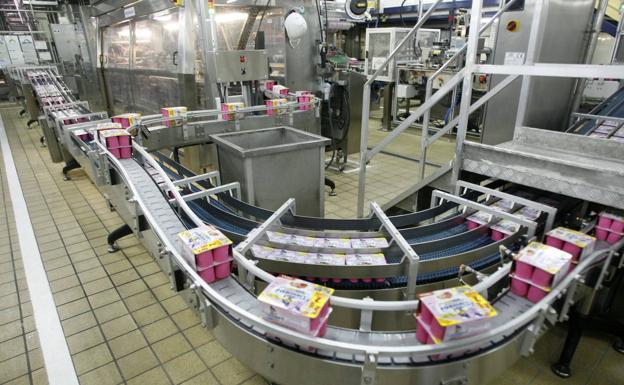 Danone advierte que paralizará su producción en España por el paro del transporte