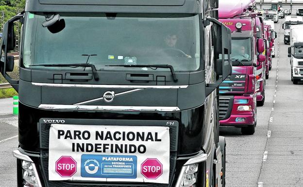 El transporte mantiene su paro indefinido y lleva a las empresas asturianas a una semana «crítica»