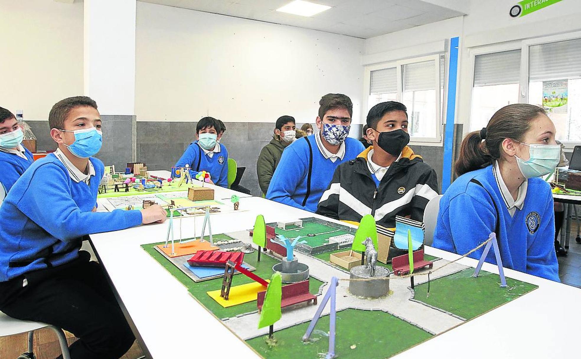 Un grupo de alumnos atiende la presentación de sus compañeros en el Aula del Futuro.