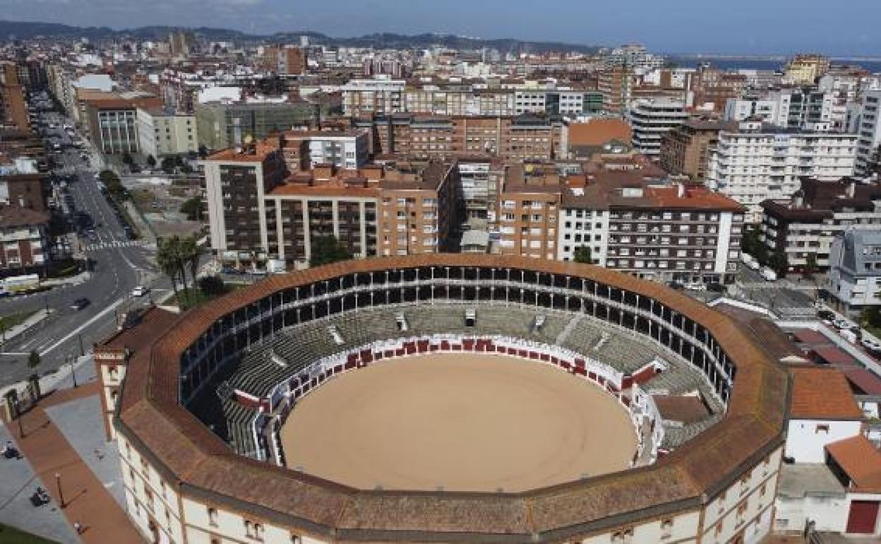 Vista aérea de la plaza de toros de El Bibio.