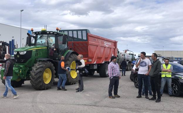 Imagen. Tractores y camiones toman Navia para protestar contra la subida de precios