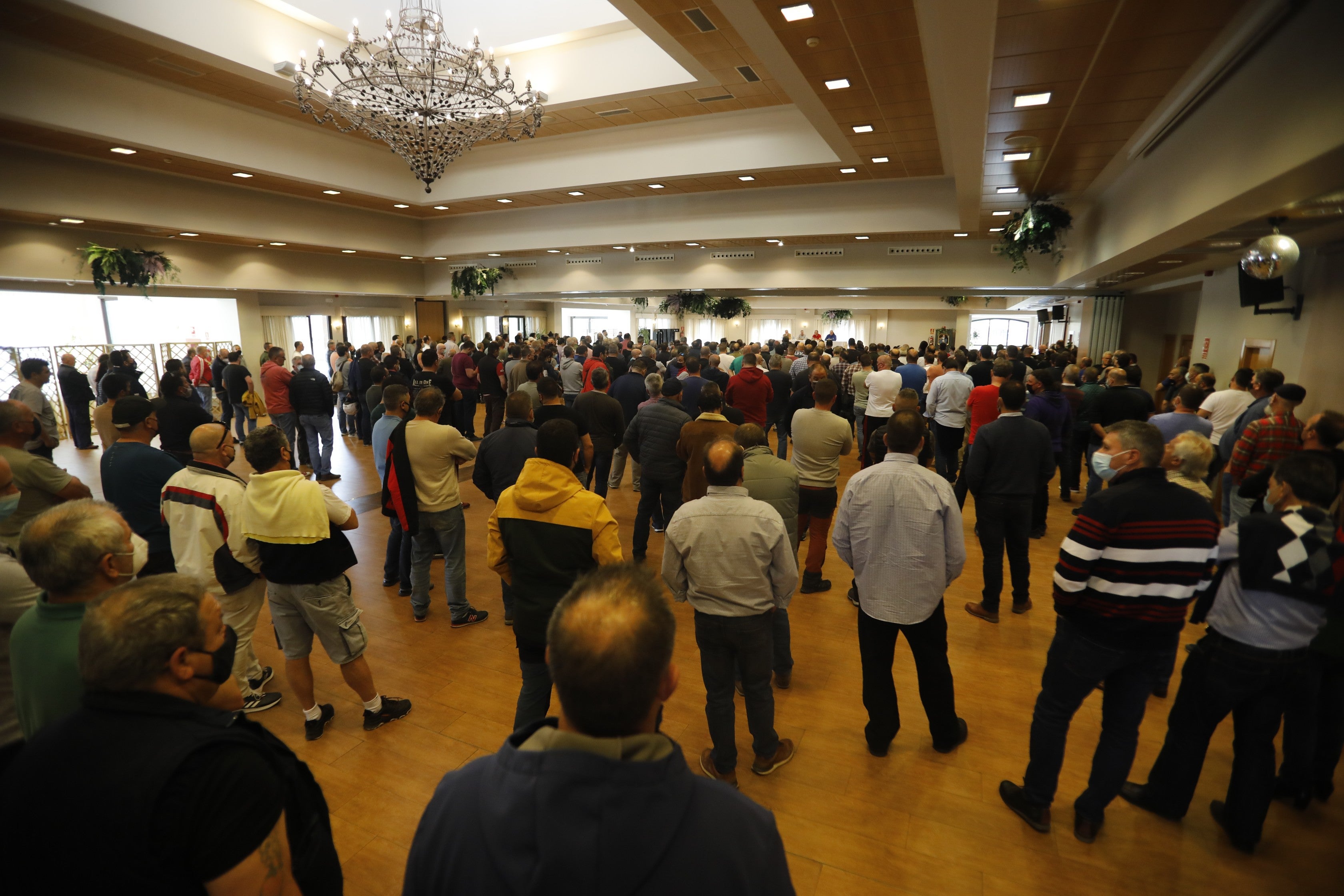 Los transportistas asturianos acuerdan mantener el paro mientras que el Gobierno no les reciba. Así lo han decidido en una reunión convocada en Llanera por Plataforma Nacional en Asturias.