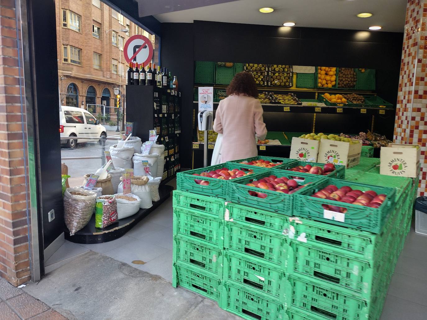 Como consecuencia del paro del transporte por carretera en Asturias, algunos pequeños comercios están teniendo que cerrar por desabastecimiento y en las estanterías de supermercados y grandes superficies se nota la falta de algunos productos. En la imagen, una tienda de Arco.