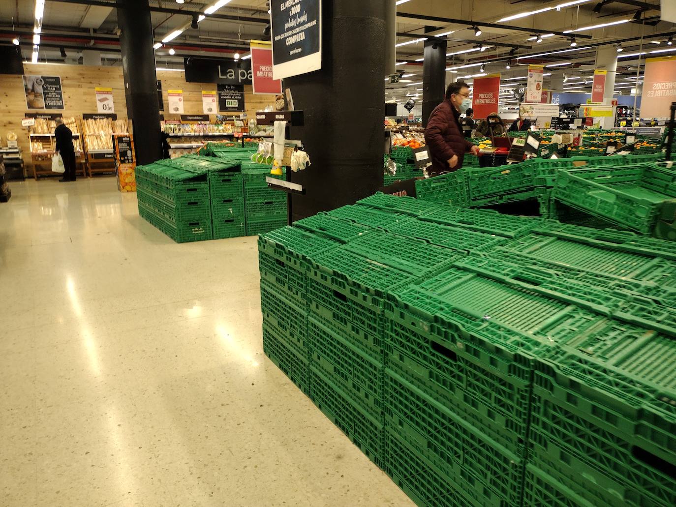 Como consecuencia del paro del transporte por carretera en Asturias, algunos pequeños comercios están teniendo que cerrar por desabastecimiento y en las estanterías de supermercados y grandes superficies se nota la falta de algunos productos. En la imagen, Carrefour.