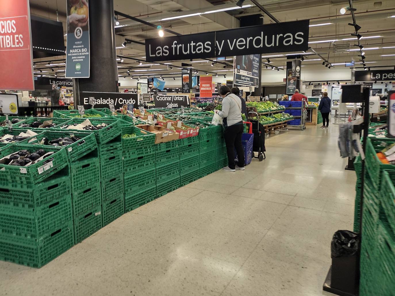 Como consecuencia del paro del transporte por carretera en Asturias, algunos pequeños comercios están teniendo que cerrar por desabastecimiento y en las estanterías de supermercados y grandes superficies se nota la falta de algunos productos. En la imagen, Carrefour