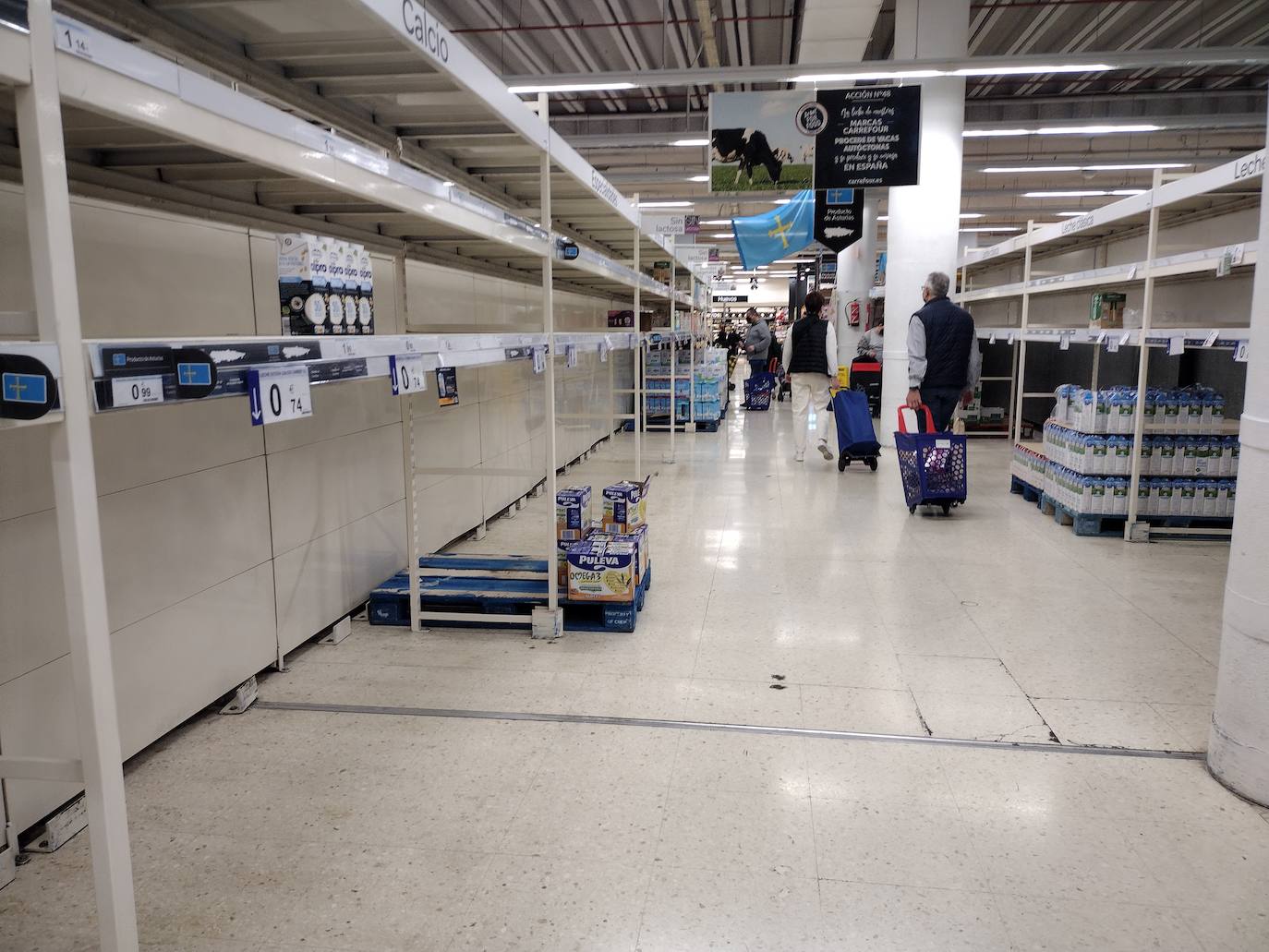 Como consecuencia del paro del transporte por carretera en Asturias, algunos pequeños comercios están teniendo que cerrar por desabastecimiento y en las estanterías de supermercados y grandes superficies se nota la falta de algunos productos. En la imagen, Carrefour.