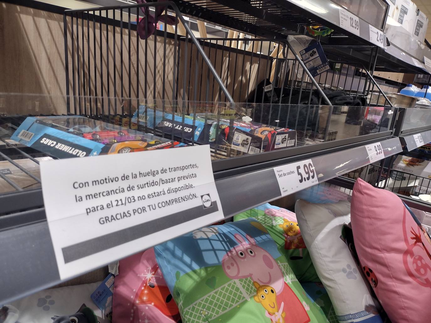 Como consecuencia del paro del transporte por carretera en Asturias, algunos pequeños comercios están teniendo que cerrar por desabastecimiento y en las estanterías de supermercados y grandes superficies se nota la falta de algunos productos. En la imagen, una tienda de Lidl, en el barrio de La Arena, en Gijón. 