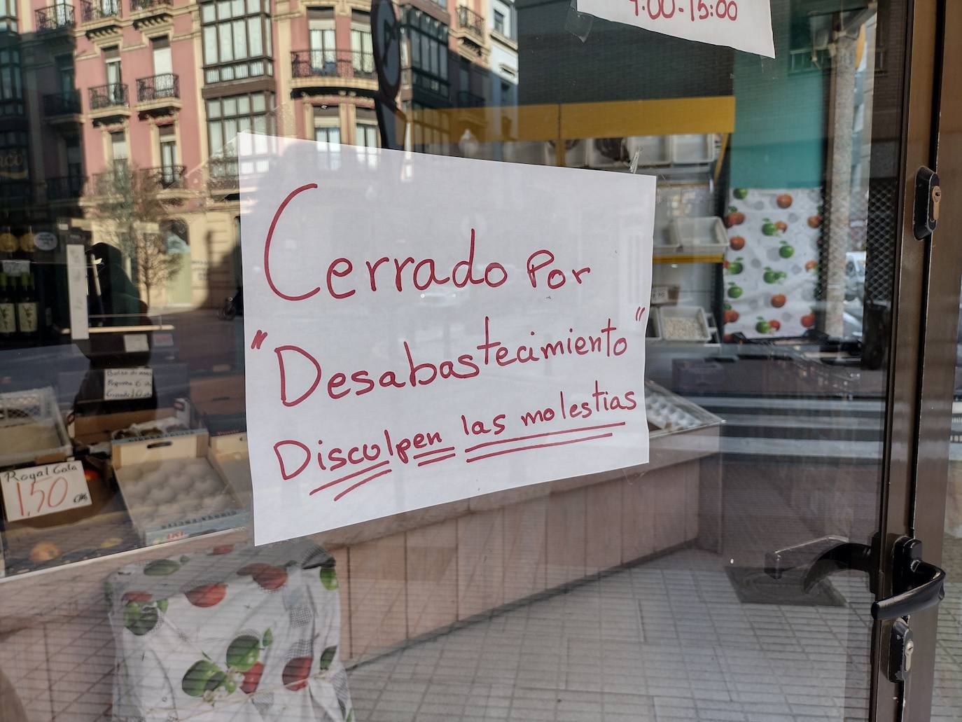 Como consecuencia del paro del transporte por carretera en Asturias, algunos pequeños comercios están teniendo que cerrar por desabastecimiento y en las estanterías de supermercados y grandes superficies se nota la falta de algunos productos. En la imagen, una frutería cerrada en Gijón. 