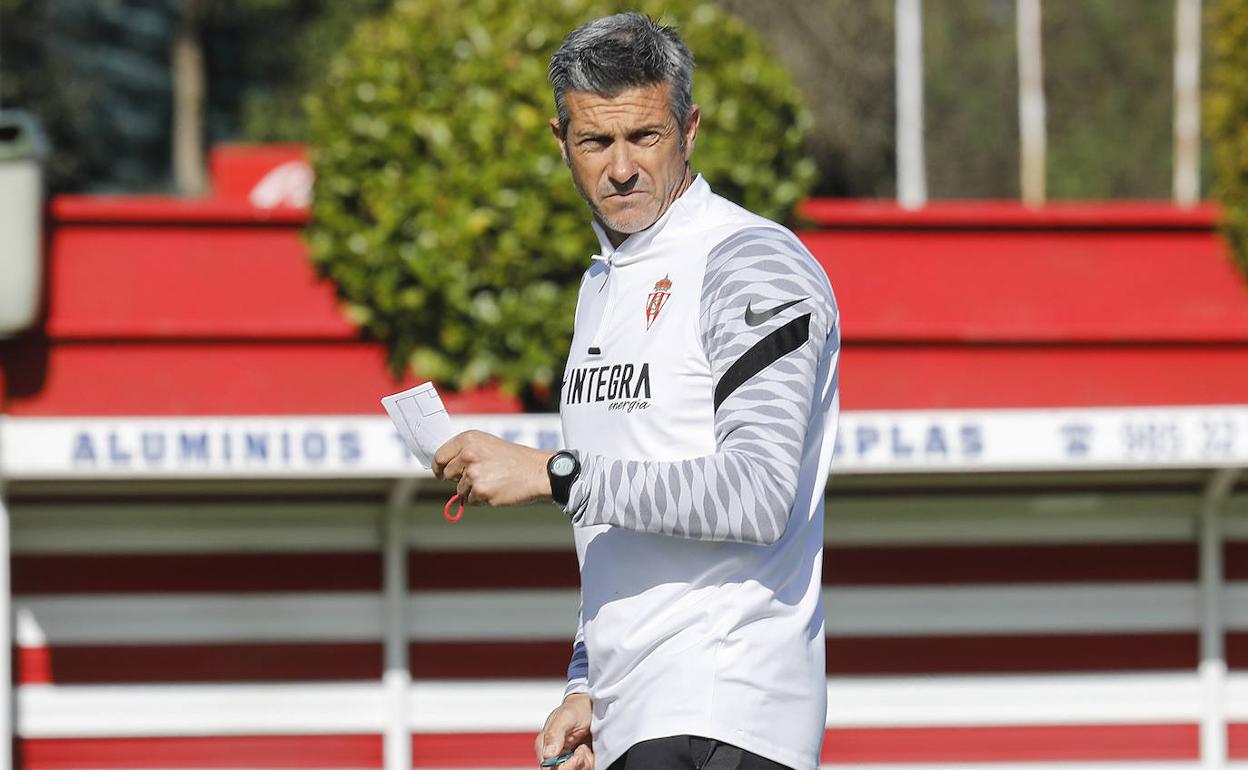 José Luis Martí, entrenador del Sporting, en una sesión en Mareo.