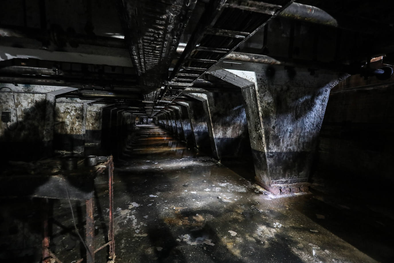 La demolición del complejo, formado por una gran cantidad de tubos, tuberías, tanques y estructuras de hormigón avanzan al ritmo previsto.