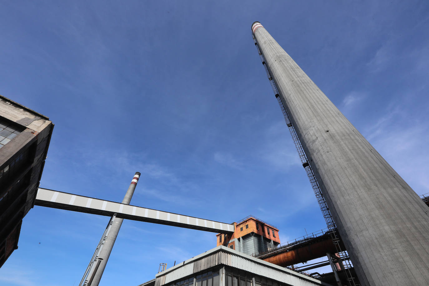 La demolición del complejo, formado por una gran cantidad de tubos, tuberías, tanques y estructuras de hormigón avanzan al ritmo previsto.