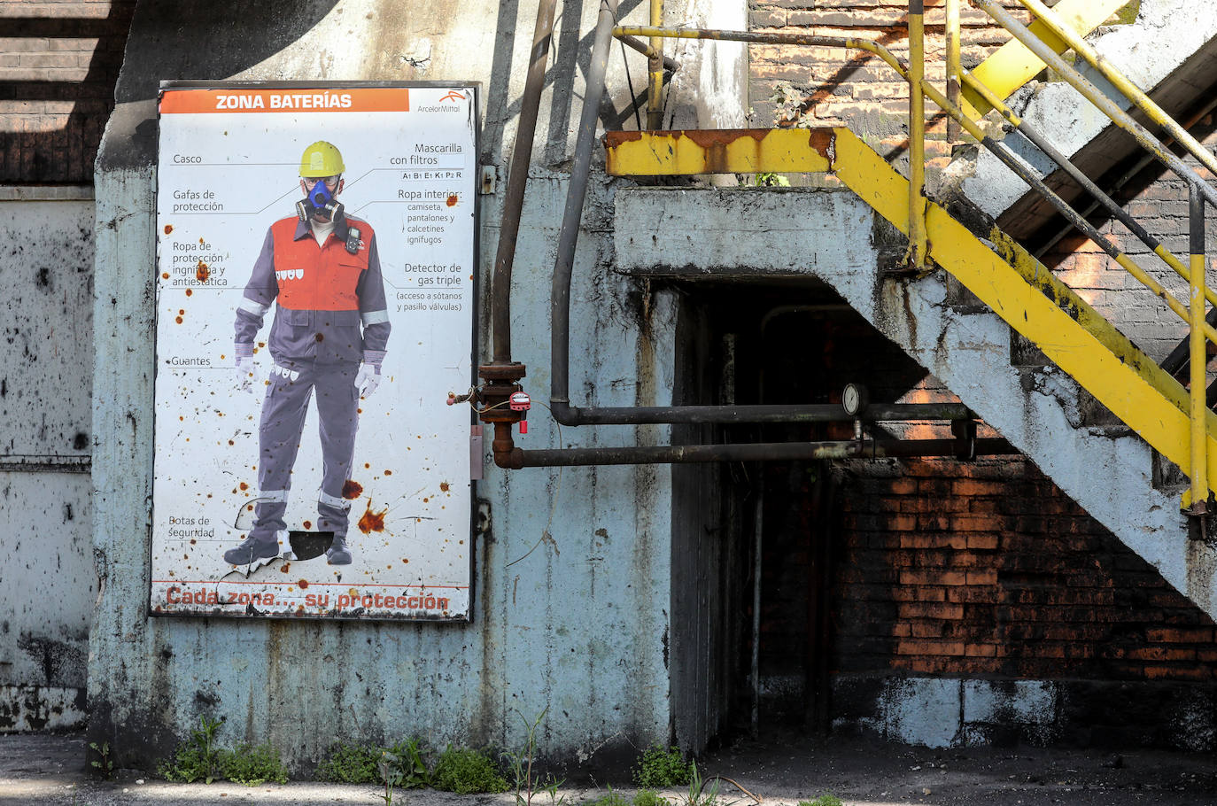La demolición del complejo, formado por una gran cantidad de tubos, tuberías, tanques y estructuras de hormigón avanzan al ritmo previsto.