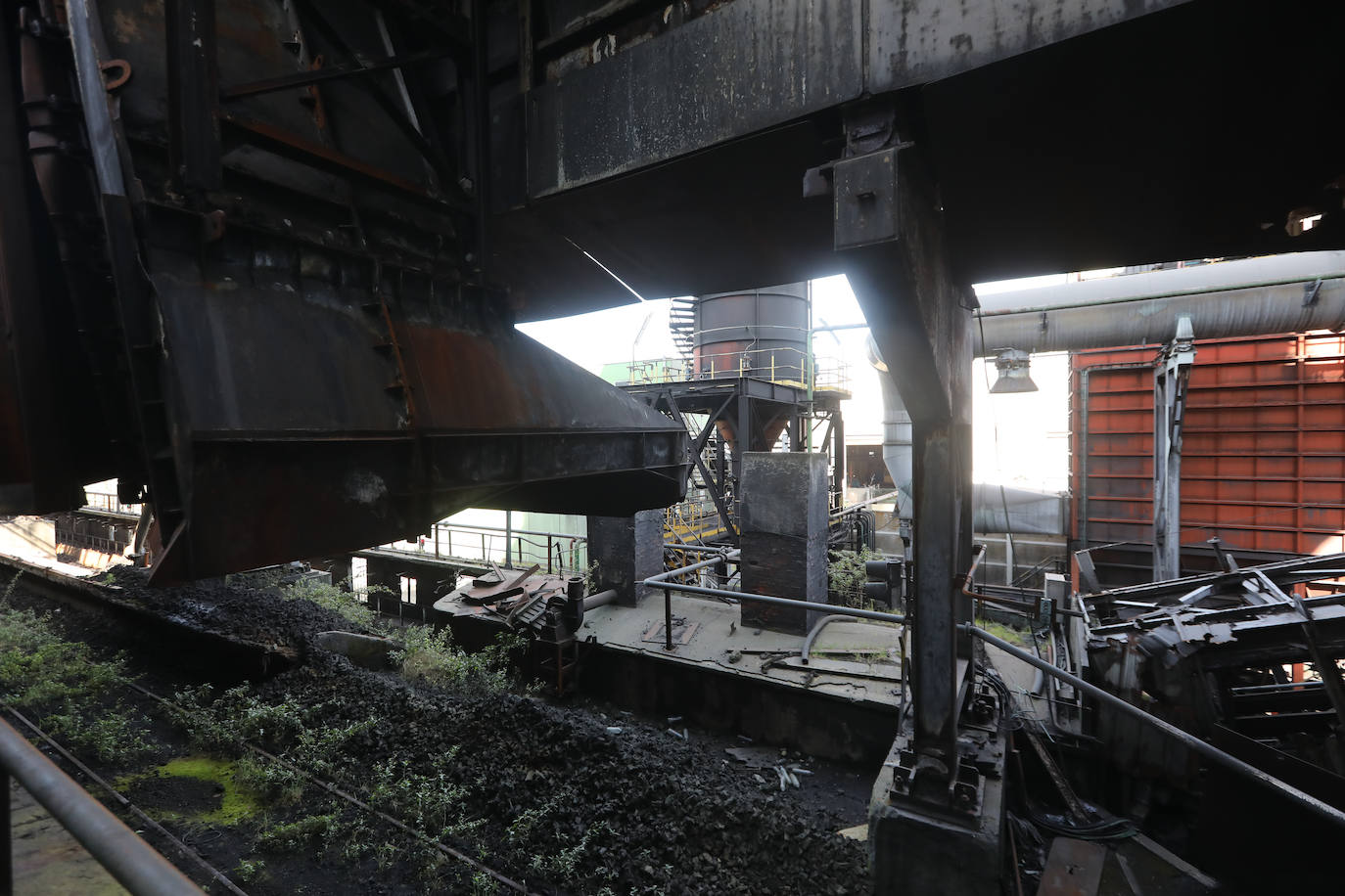 La demolición del complejo, formado por una gran cantidad de tubos, tuberías, tanques y estructuras de hormigón avanzan al ritmo previsto.