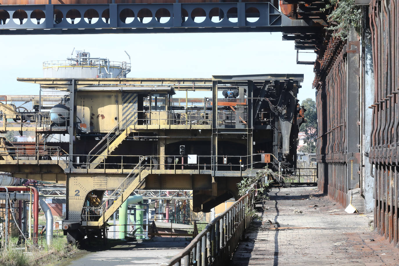 La demolición del complejo, formado por una gran cantidad de tubos, tuberías, tanques y estructuras de hormigón avanzan al ritmo previsto.