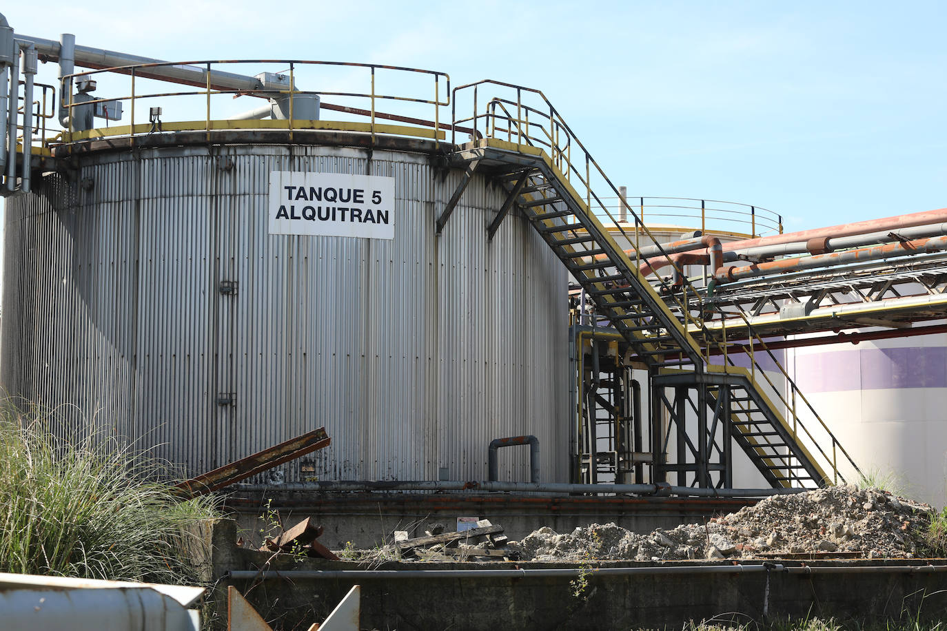 La demolición del complejo, formado por una gran cantidad de tubos, tuberías, tanques y estructuras de hormigón avanzan al ritmo previsto.